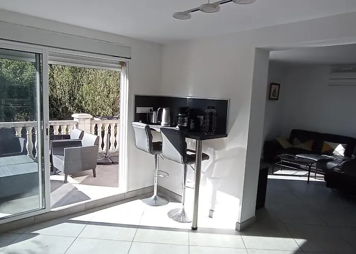 Maison Au Calme Avec Jardin Et Piscine Raphael Holiday home