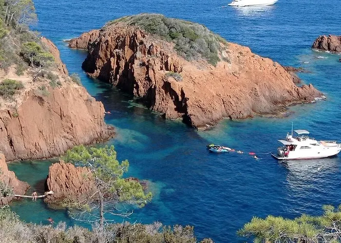 Holiday home Maison Au Calme Avec Jardin Et Piscine Raphael