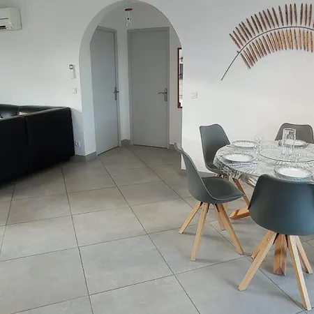 Vakantiehuis Maison Au Calme Avec Jardin Et Piscine Raphael